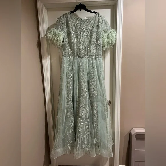 Beautiful royal dream fashion size 22 aqua mint dress w/feathers on the  sleeves